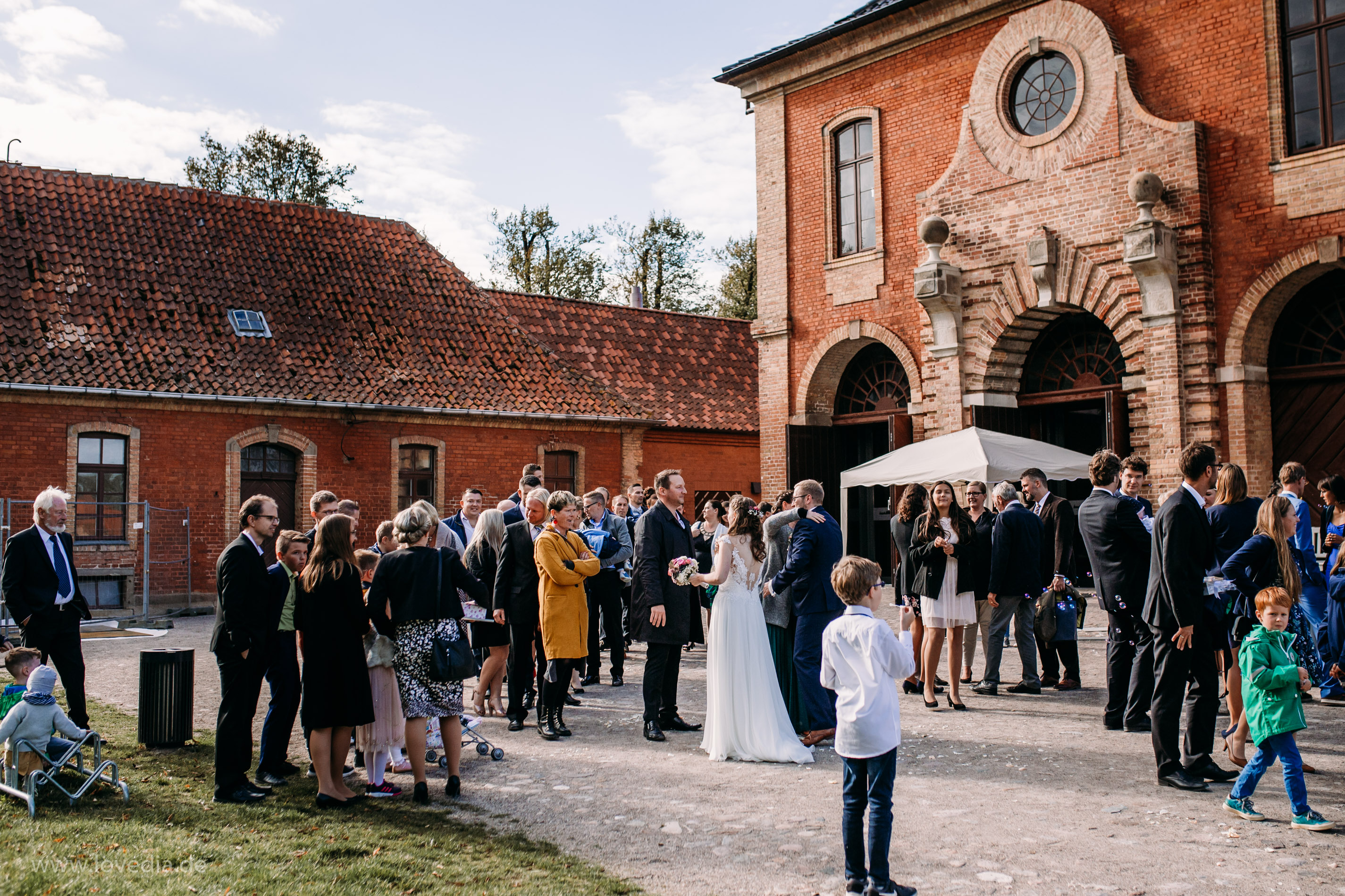 Hochzeitsfotograf für kreative und emotionale Hochzeitsportraits & Hochzeitsreportagen in im Schloss Bothmer, Kluetz