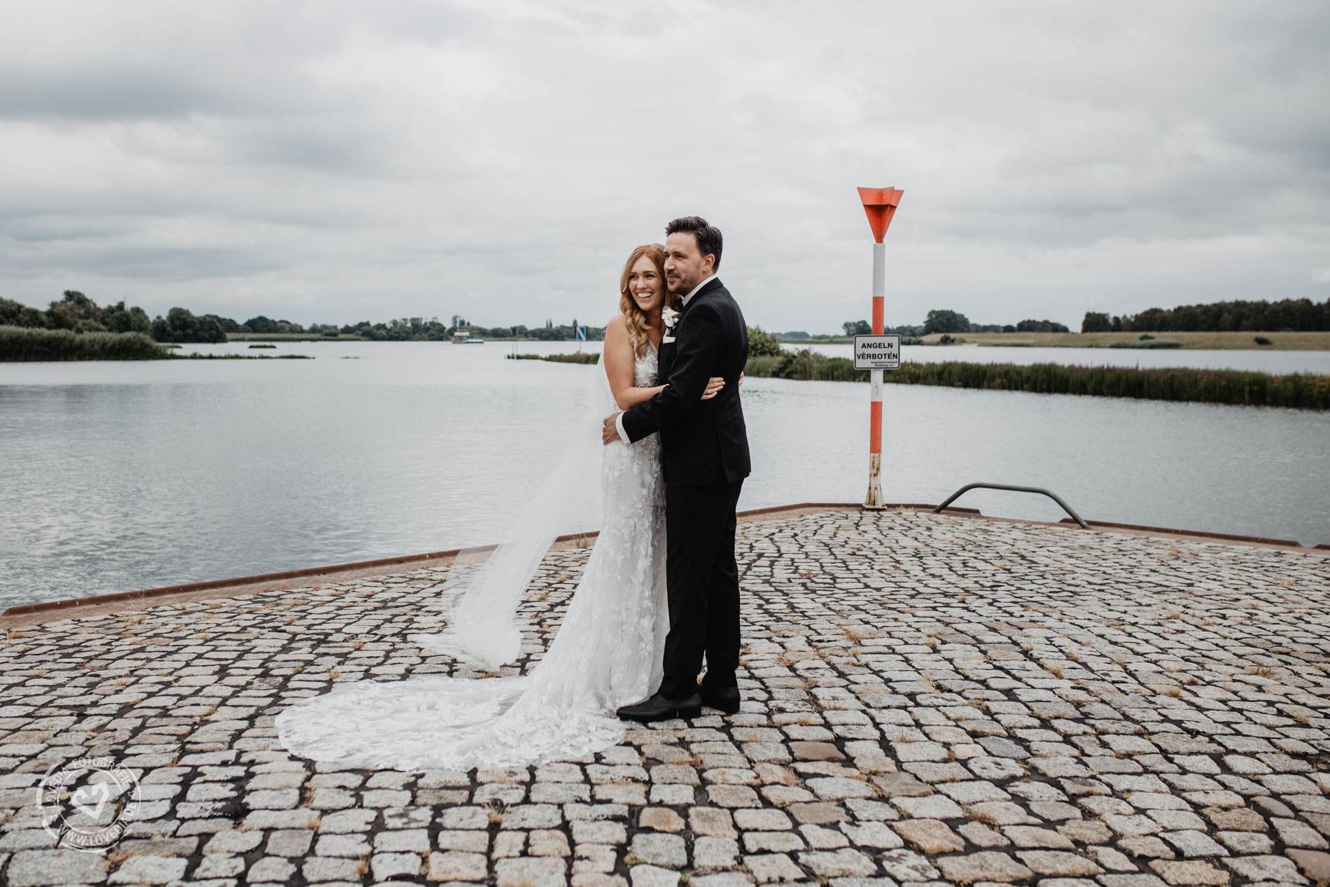 Als Hochzeitsfotografin begleitete ich das Brautpaar im Zollenspieker Faehrhaus in Hamburg