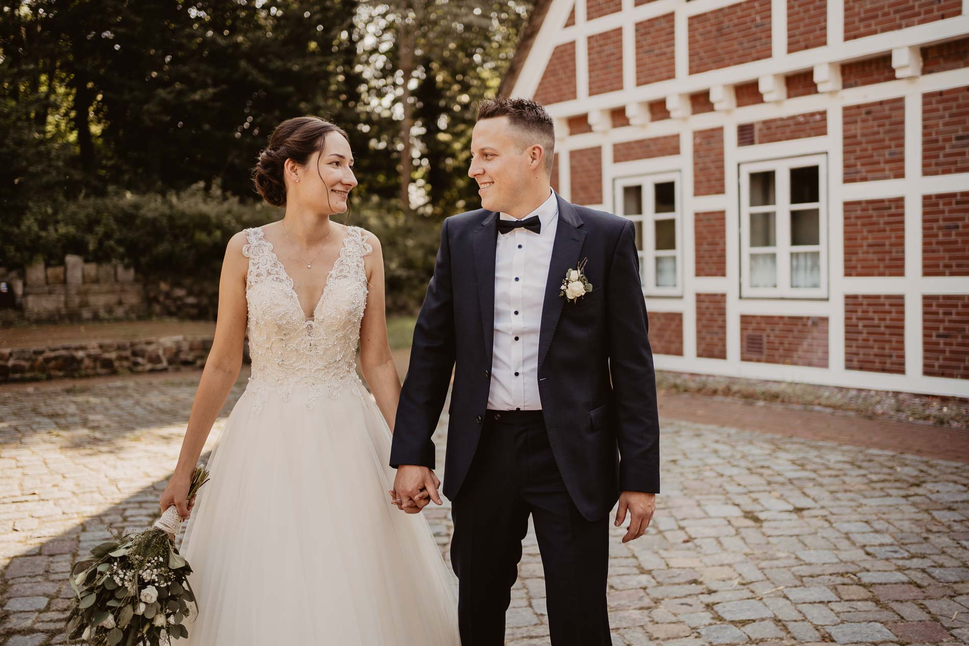 Als Hochzeitsfotografin begleitete ich das Brautpaar in der Kulturdiele op de Deel und im Hotel und Restaurant Forsthaus Dobrock Hemmoor