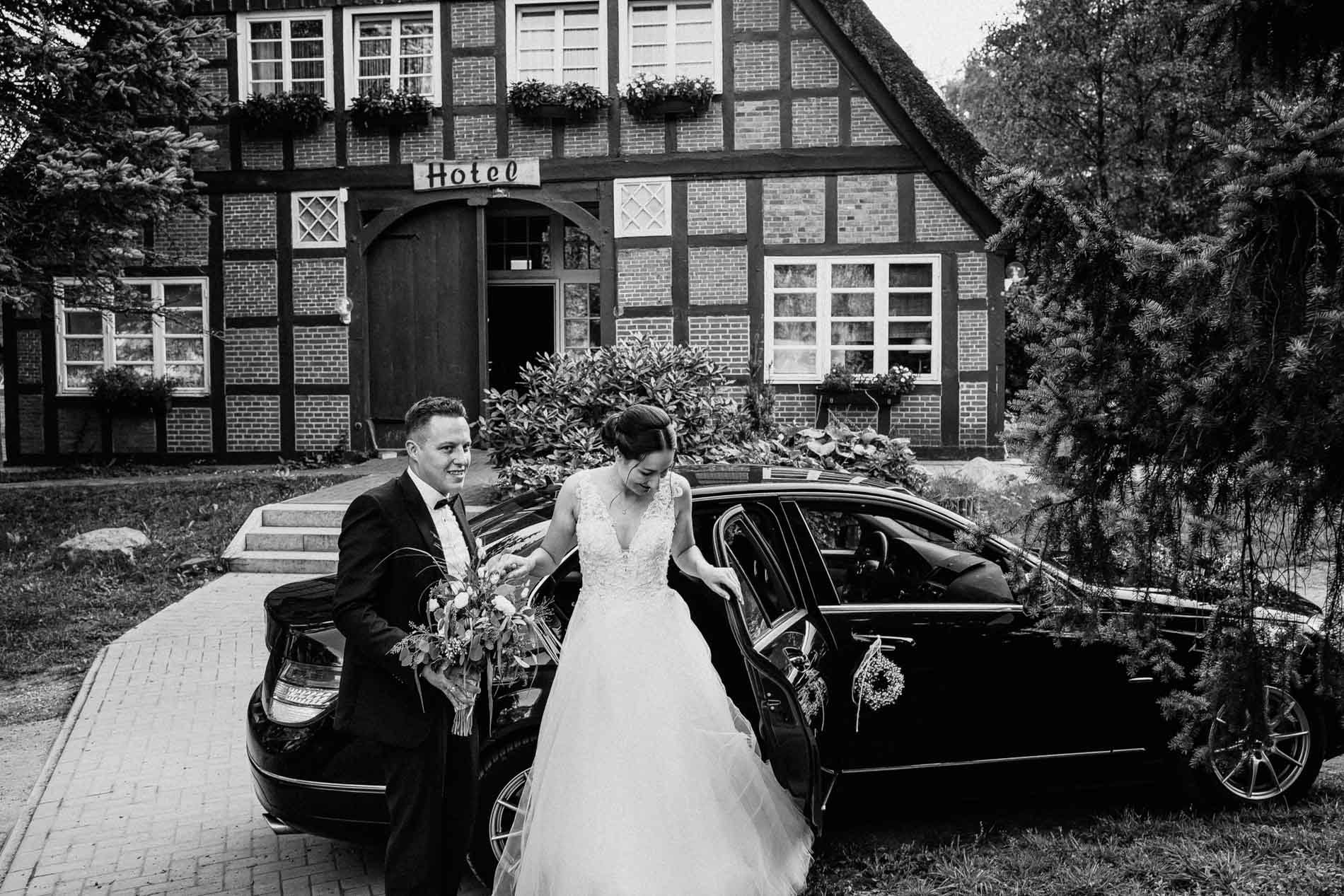 Als Hochzeitsfotografin begleitete ich das Brautpaar in der Kulturdiele „op de Deel“ und im Hotel & Restaurant „Forsthaus Dobrock“