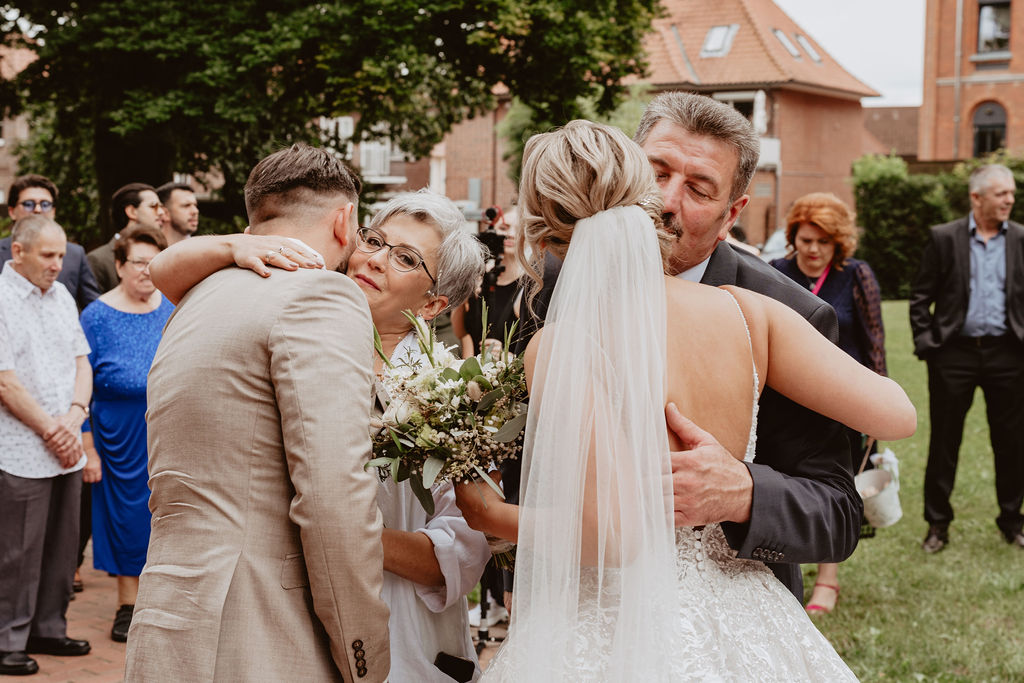 Hochzeitsfotograf Hamburg und Stade – Glückwünsche von Familien und Freunden vor der ST. Marien Kirche bei Harsefeld